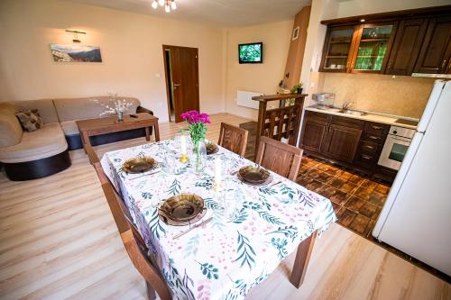uma cozinha com uma mesa com uma toalha de mesa em Gabarite Holiday Village em Apriltsi