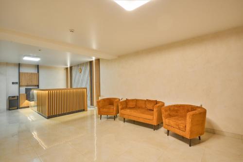 a waiting room with two chairs and a table at Готель У Борисовича & SPA in Palyanytsya