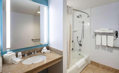 La salle de bains est pourvue d'un lavabo, d'une baignoire et de toilettes. dans l'établissement Hilton Garden Inn San Diego/Rancho Bernardo, à Rancho Bernardo