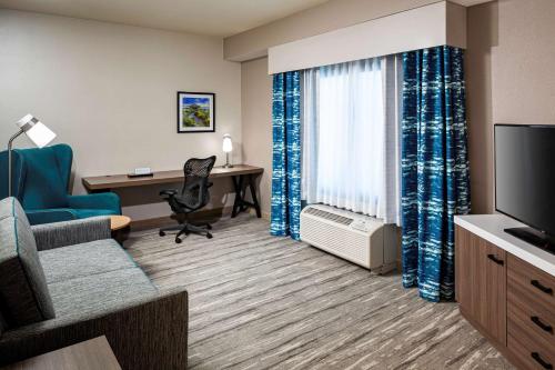 a hotel room with a desk and a television at Hilton Garden Inn San Diego/Rancho Bernardo in Rancho Bernardo