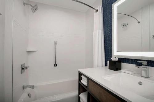 Hilton Garden Inn San Jose Airport Image
