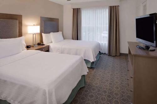 Homewood Suites Nashville/Brentwood tesisinde bir odada yatak veya yataklar