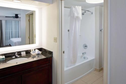 y baño con lavabo, bañera y ducha. en Homewood Suites by Hilton - Boston/Billerica-Bedford, en Billerica