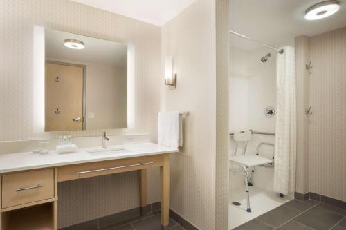 y baño con lavabo, espejo y aseo. en Homewood Suites By Hilton SLC/Draper en Draper