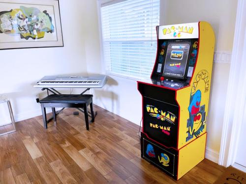 a video game machine and a table in a room at 20 Disc-2 Kg Mstrs, Golf, Fishing, BBQ, Pool, Spa in Cape Coral