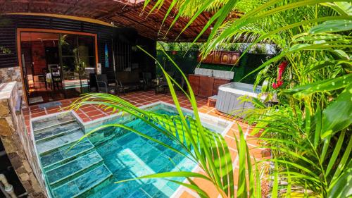 uma piscina num quintal com plantas em Bungalows Las Iguanas Arenal Volcano em La Fortuna