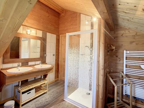 Et badeværelse på Chalet haut de gamme 14 pers, 6 chambres, sauna, proche pistes - FR-1-416-23