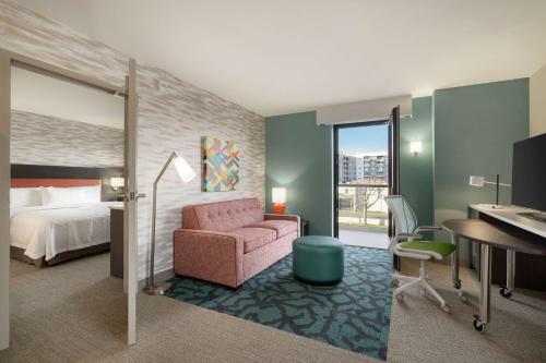um quarto de hotel com uma cama, uma secretária e uma cadeira em Home2 Suites By Hilton Woodland Hills Los Angeles em Woodland Hills