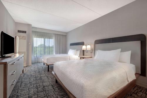 Homewood Suites Lansdale في لانسديل: غرفة فندقية بسريرين وتلفزيون بشاشة مسطحة
