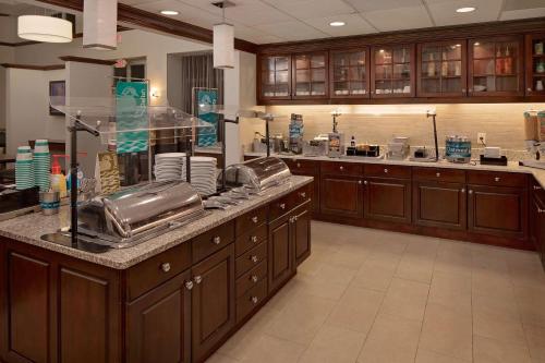 Una cocina grande con gabinetes de madera y encimera. en Homewood Suites by Hilton Orlando Maitland, en Orlando