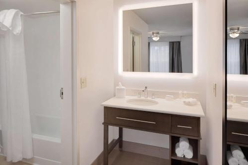 Homewood Suites by Hilton Orlando Maitland في أورلاندو: حمام مع حوض ومرآة