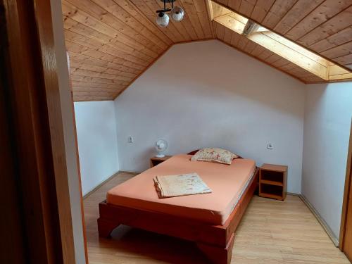 1 dormitorio con cama y techo de madera en Casa Spatar, en Sibiu