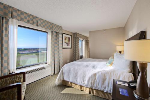 ein Hotelzimmer mit einem Bett und einem großen Fenster in der Unterkunft Hilton Garden Inn Denver Tech Center in Denver