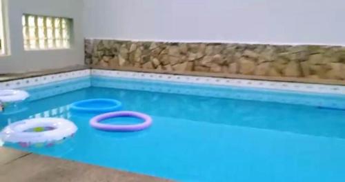una piscina con dos tubos de natación en Casa Centro de Foz do Iguaçu com piscina e churrasqueira, en Foz do Iguaçu