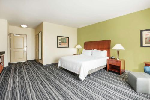 um quarto de hotel com uma cama e um sofá em Hilton Garden Inn St. Louis Shiloh/O'Fallon IL em O'Fallon