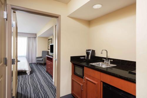 Kuchyň nebo kuchyňský kout v ubytování Hilton Garden Inn St. Louis Shiloh/O'Fallon IL