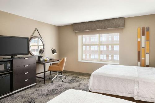 Llit o llits en una habitació de Hampton Inn Portland Downtown Waterfront
