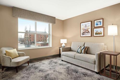 Χώρος καθιστικού στο Hampton Inn Portland Downtown Waterfront
