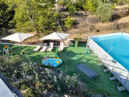 an overhead view of a swimming pool with umbrellas at Sikelia Etna House in Zafferana Etnea