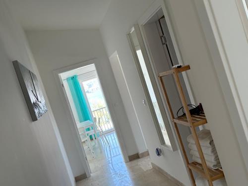 pasillo con habitación con puerta y espejo en Ražanac Apartments, en Ražanac