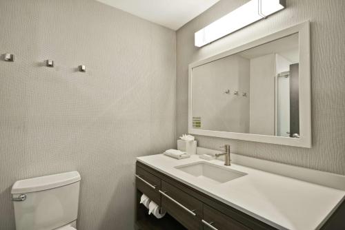 Un baño de Home2 Suites By Hilton Atlanta Lithia Springs