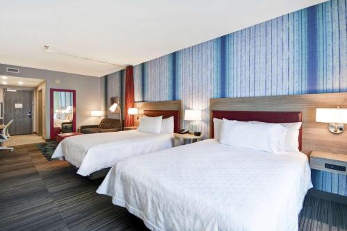 een hotelkamer met 2 bedden en een bureau bij Home2 Suites By Hilton Atlanta Lithia Springs in Lithia Springs