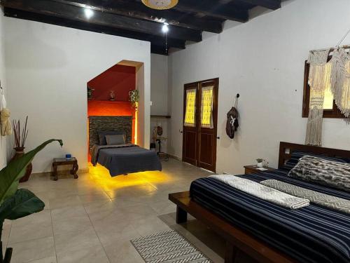 um quarto com 2 camas e uma lareira em Villa Pedacito de Cielo em Leona Vicario