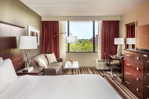 une chambre d'hôtel avec un lit et un canapé dans l'établissement DoubleTree by Hilton Hotel Largo Washington DC, à Largo