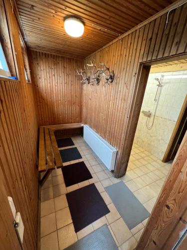vistas a un baño con paredes revestidas de madera en Veskisilla hostel, 