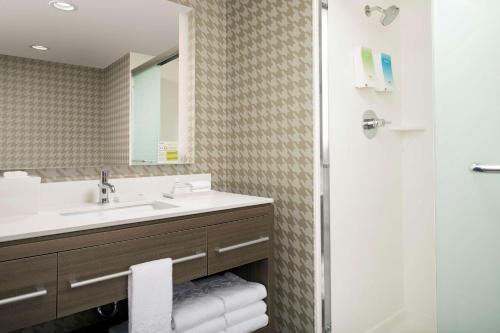 Home2 Suites By Hilton Murfreesboro في مورفريسبورو: حمام مع حوض ومرآة