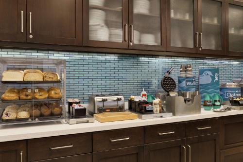 Cuisine ou kitchenette dans l'établissement Homewood Suites Mobile