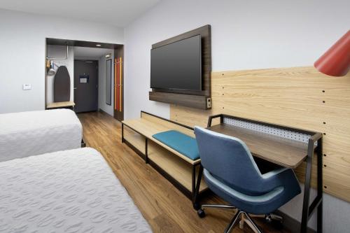 Zimmer mit einem Schreibtisch, einem Stuhl und einem TV in der Unterkunft Tru By Hilton El Paso Northeast in Homestead Meadows South