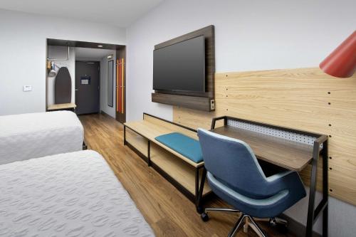 a room with a desk and a chair and a tv at Tru By Hilton El Paso Northeast in Homestead Meadows South
