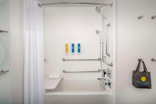 y baño con bañera y ducha con cortina de ducha. en Tru By Hilton El Paso Northeast, en Homestead Meadows South