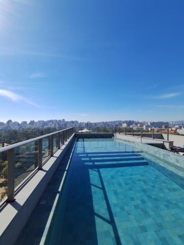 een zwembad op het dak van een gebouw bij Lindo Studio NOVO no JP Redenção - Rofftop com vista espetacular in Porto Alegre