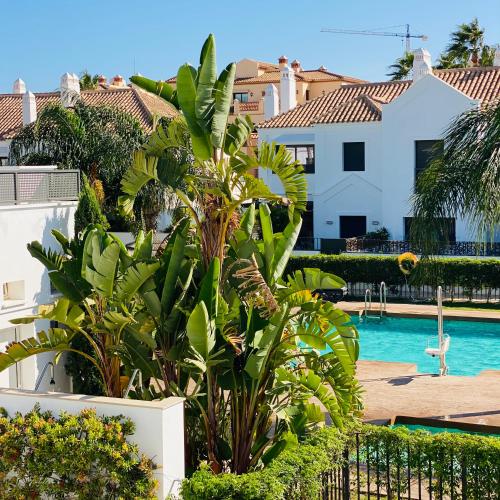 Modern and cozy townhouse La Noria 10 min to the sea surrounded park and golf course