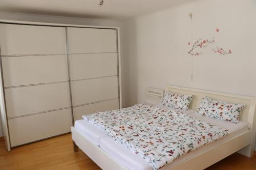 Tempat tidur dalam kamar di Ferienhaus zum roten Traktor