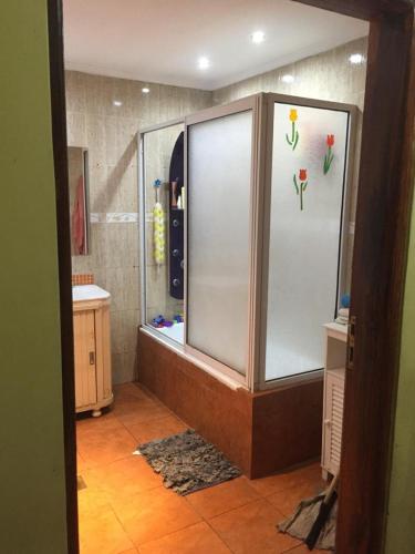 a shower in a bathroom with a shower stall at Casa confort familiar 