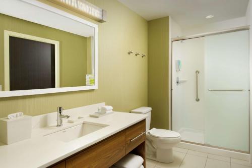 y baño con lavabo, aseo y ducha. en Home2 Suites by Hilton Louisville East Hurstbourne, en Louisville