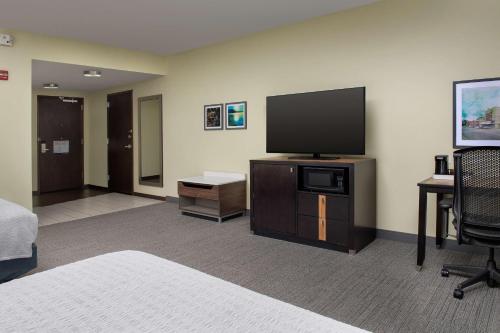 Μια τηλεόραση ή/και κέντρο ψυχαγωγίας στο Hampton Inn Knoxville Clinton I-75