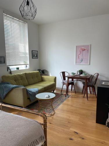 sala de estar con sofá y mesa en Cosy Shoreditch flat, en Londres