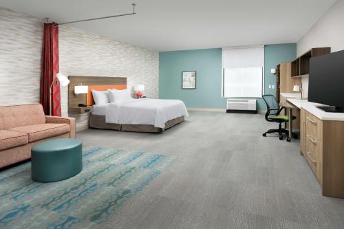 una camera d'albergo con letto e divano di Home2 Suites By Hilton Columbia Southeast Fort Jackson a Columbia