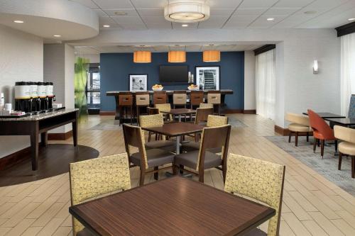 a restaurant with tables and chairs and a dining room at Hampton Inn Knoxville-East in Knoxville