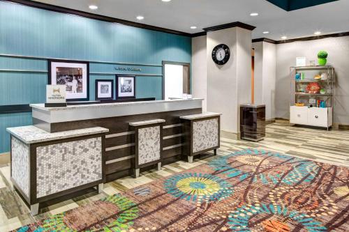 a lobby with blue walls and a large rug at Hampton Inn & Suites by Hilton Atlanta Perimeter Dunwoody in Atlanta