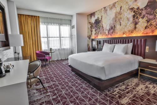 una camera d'albergo con un grande letto e una scrivania di Wind Creek Bethlehem Casino & Resort a Bethlehem