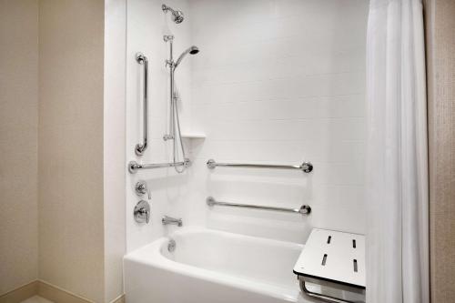 uma casa de banho branca com uma banheira e um chuveiro em Hilton Garden Inn Downtown Birmingham em Birmingham