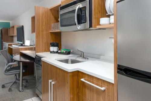 Cucina o angolo cottura di Home2 Suites by Hilton Charleston Airport Convention Center, SC