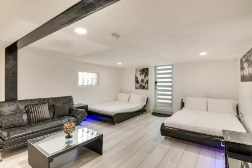 ein Wohnzimmer mit einem Sofa und einem Tisch in der Unterkunft Lush West Park Escape with Pool Access! in Miami Gardens