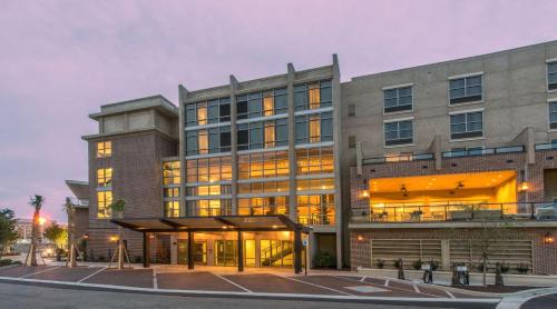 a large building with a lot of windows at Hilton Garden Inn Charleston Waterfront/Downtown in Charleston