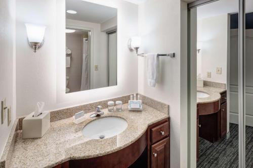 y baño con lavabo y espejo. en Homewood Suites by Hilton Huntsville-Village of Providence, en Huntsville